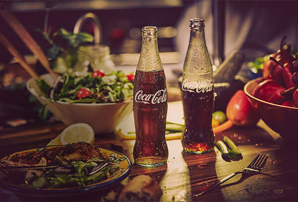Kobieta pijąca Coca-Colę w świątecznym zimowym otoczeniu